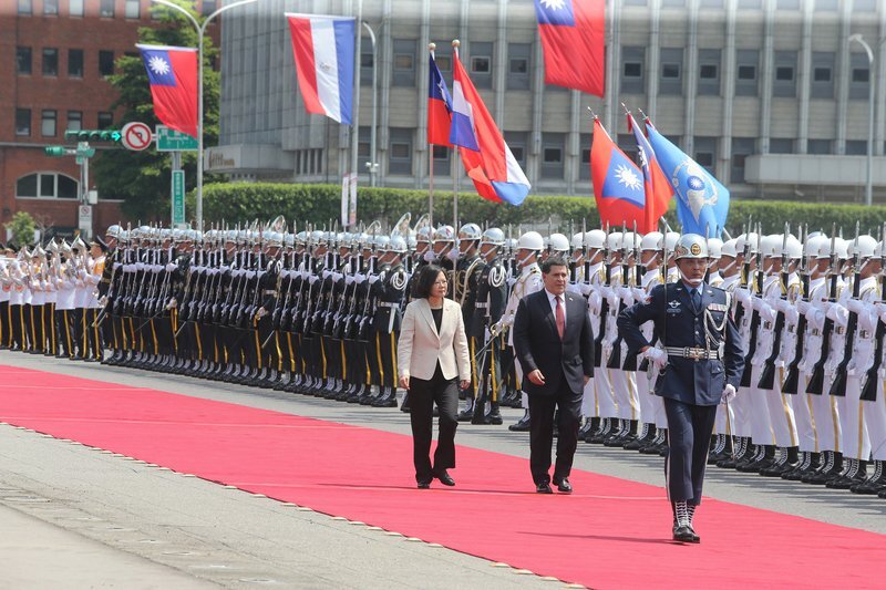 Le Palais présidentiel organise une cérémonie militaire pour le président paraguayen Horacio Cartes