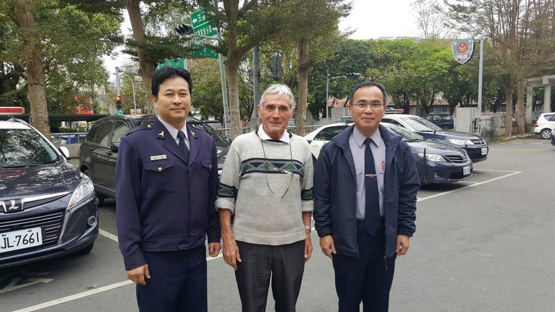 Le Père Yves Moal reçoit la nationalité taiwanaise