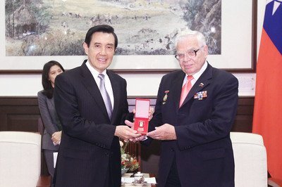 Le Président a décoré deux anciens pilotes russes de la 2nde guerre mondiale