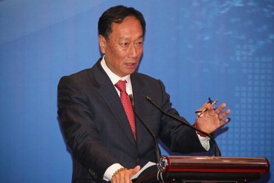 Le président de Foxconn critique le manque d’efficacité de l’administration taïwanaise