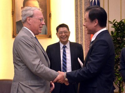Le président de l’Institut Américain de Taiwan actuellement en visite à Formose