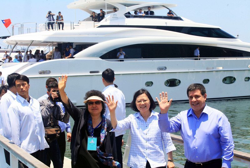 Le Président paraguyen visite le port de Kaohsiung