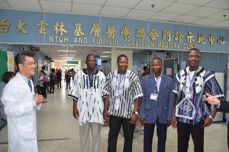Quatre médecins burkinabé en formation à Taiwan visitent le siège de l’hôpital de l’université Taida