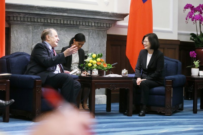 Tsai Ing-wen affiche sa bonne volonté face à la pression chinoise