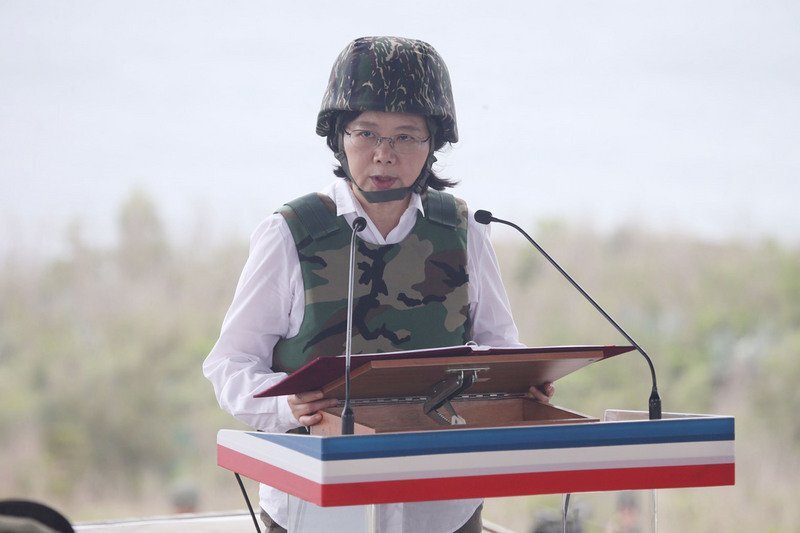 Tsai Ing-wen observe les exercices militaires Han Kuang à tirs réels
