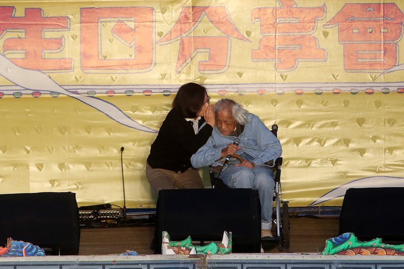 Tsai Ing-wen participe au centième anniversaire d’un activiste indépendantiste.