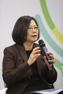 Tsai Ing-wen promeut une réforme des programmes scolaires à la base