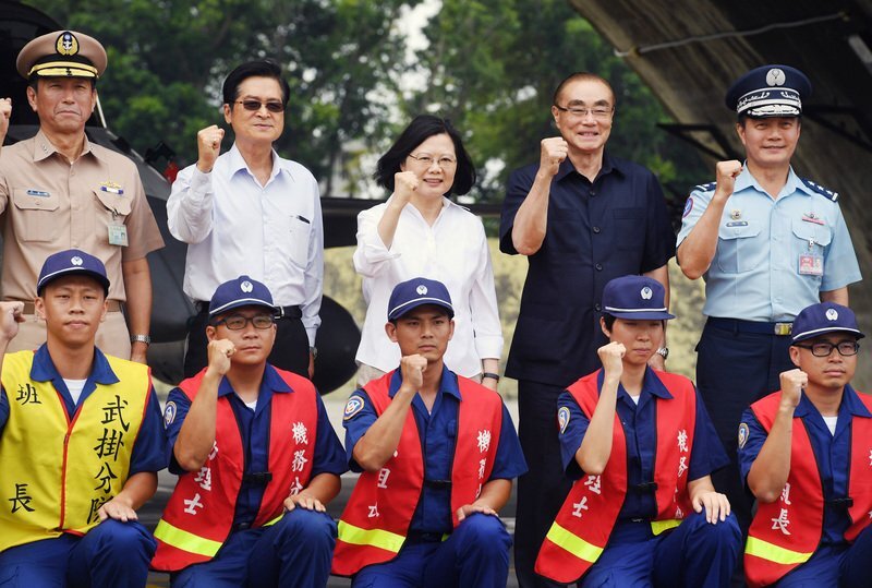 Tsai Ing-wen souligne l’excellence de l’armée taïwanaise face aux menaces de l’armée chinoise