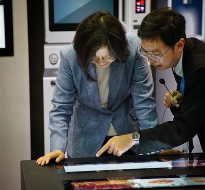 Tsai Ing-wen veut attirer les nouveaux talents du secteur des écrans plats