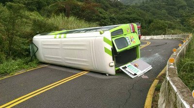 Un bus s’est renversé dans la montagne Yangmingshan