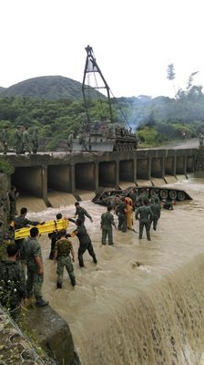 Un char militaire a fait un tonneau dans la rivière