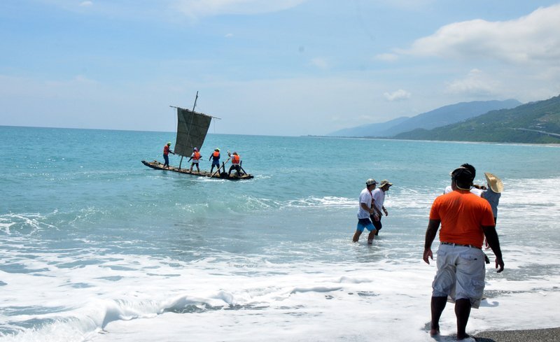 Un voilier fait à l’ancienne de la tribu Amis vogue dans le Pacifique