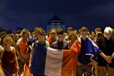 Veillée de recueillement pour la France à Taipei