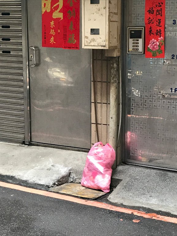 Sac poubelle dans une ruelle de Taipei (photo RTI)