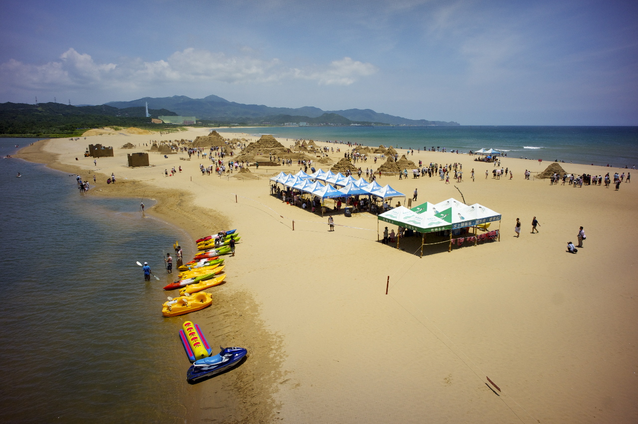 Plage de Fulong où les Taiwanais aiment se baigner, patauger et jouer dans l'eau (Image Wikimedia Commons)