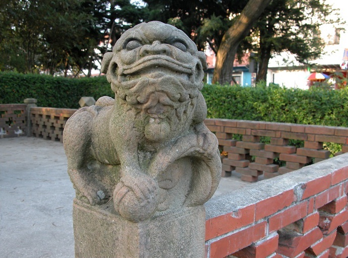 Deux lions de pierre pleurent du sang