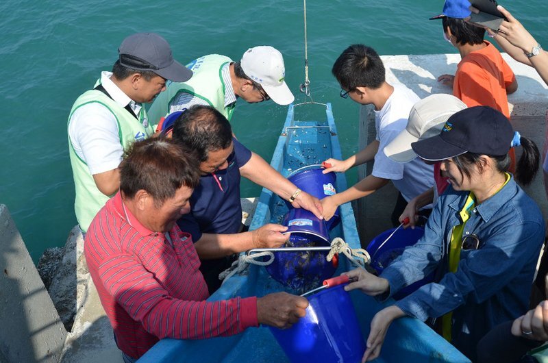 Mission de repeuplement dans les eaux des Pescadores