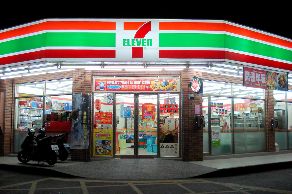 Les Incultes se rafraîchissent au 7/11, débattent d'un écusson polémique et terminent au cinéma