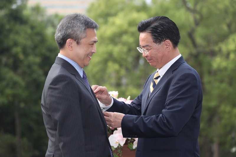 Taiwan décore Kin Moy de la Grande médaille de la diplomatie