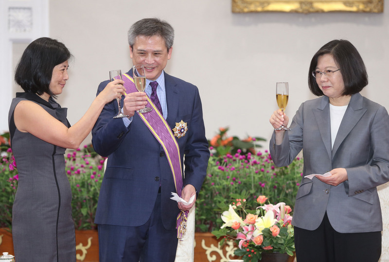 Kin Moy décoré par la Chef de l’Etat