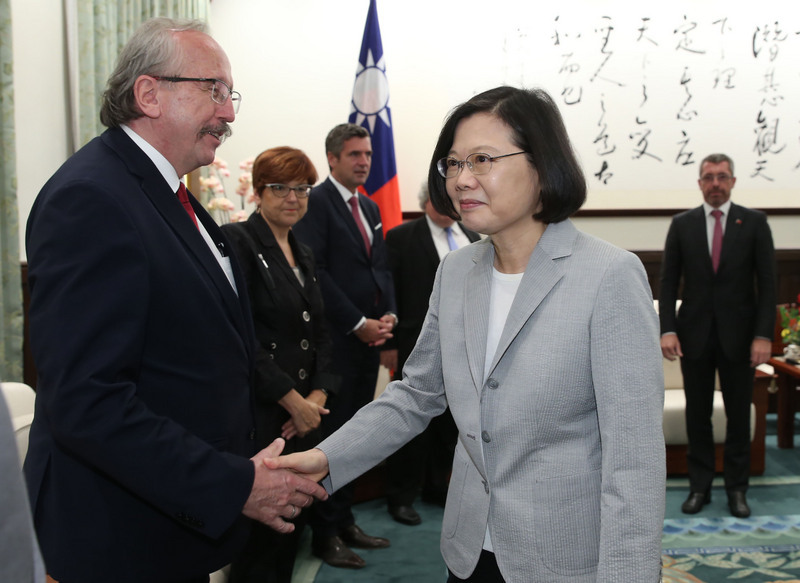 Tsai Ing-wen reçoit des députés du Parlement européen