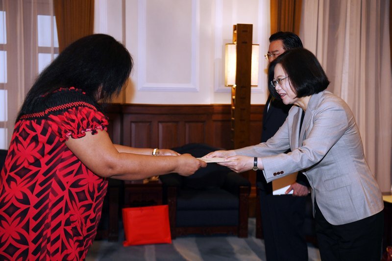 Remise des lettres de créance de l’ambassadrice de Kiribati