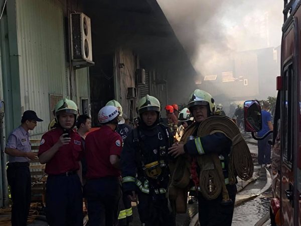 Un collégien acclamé par les pompiers