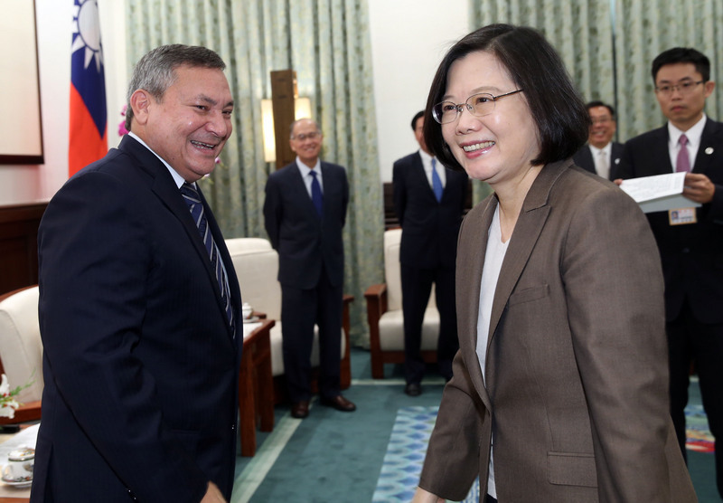 Le gouverneur de Guam en visite à Taiwan