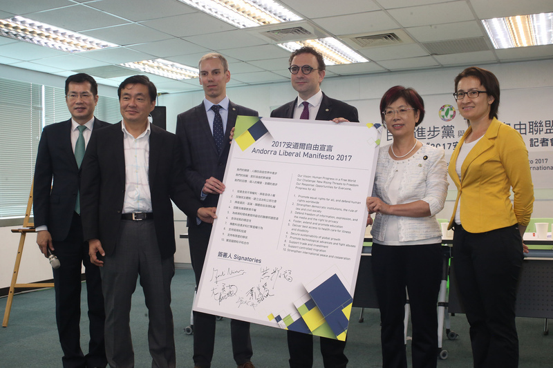 Le DPP signe une version en mandarin de l' « Andorra Liberal Manifesto 2017 »