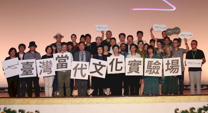 L'ONG Living Arts International et l'ouverture du C-lab