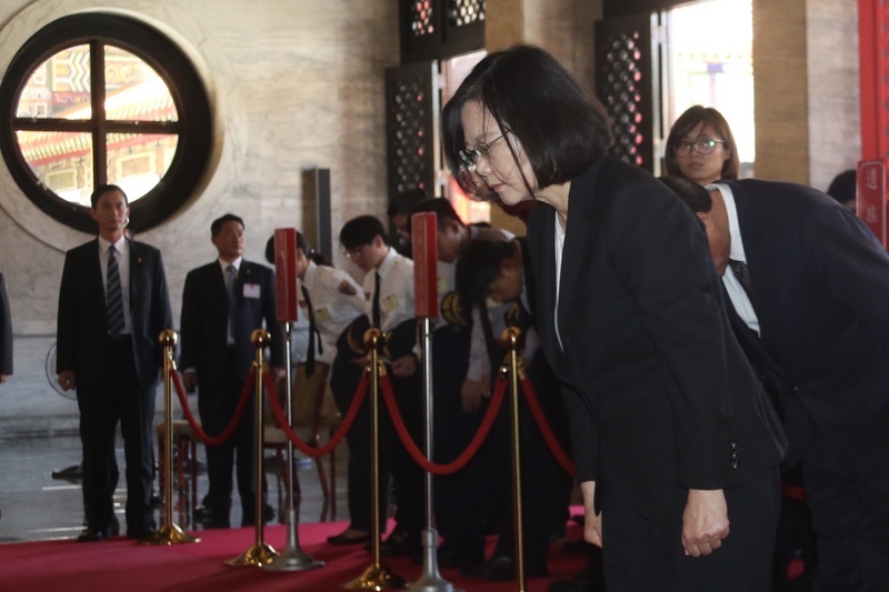 Tsai Ing-wen s’est recueillie au mausolée des martyrs lors de la journée des Forces armées