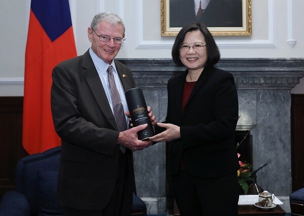 Le sénateur américain pro-Taiwan Jim Inhofe remplace John McCain à la présidence du Comité des forces armées du Sénat des Etats-Unis