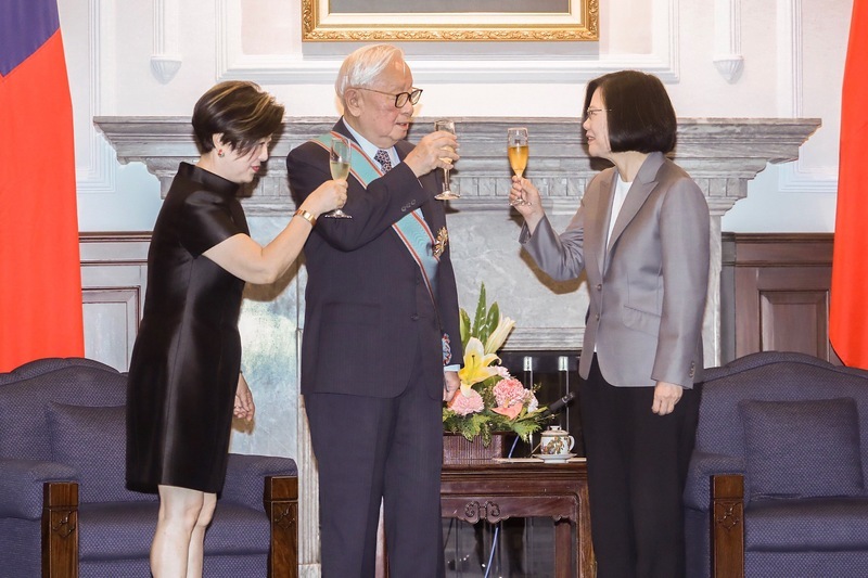 Le fondateur de TSMC décoré par la présidente