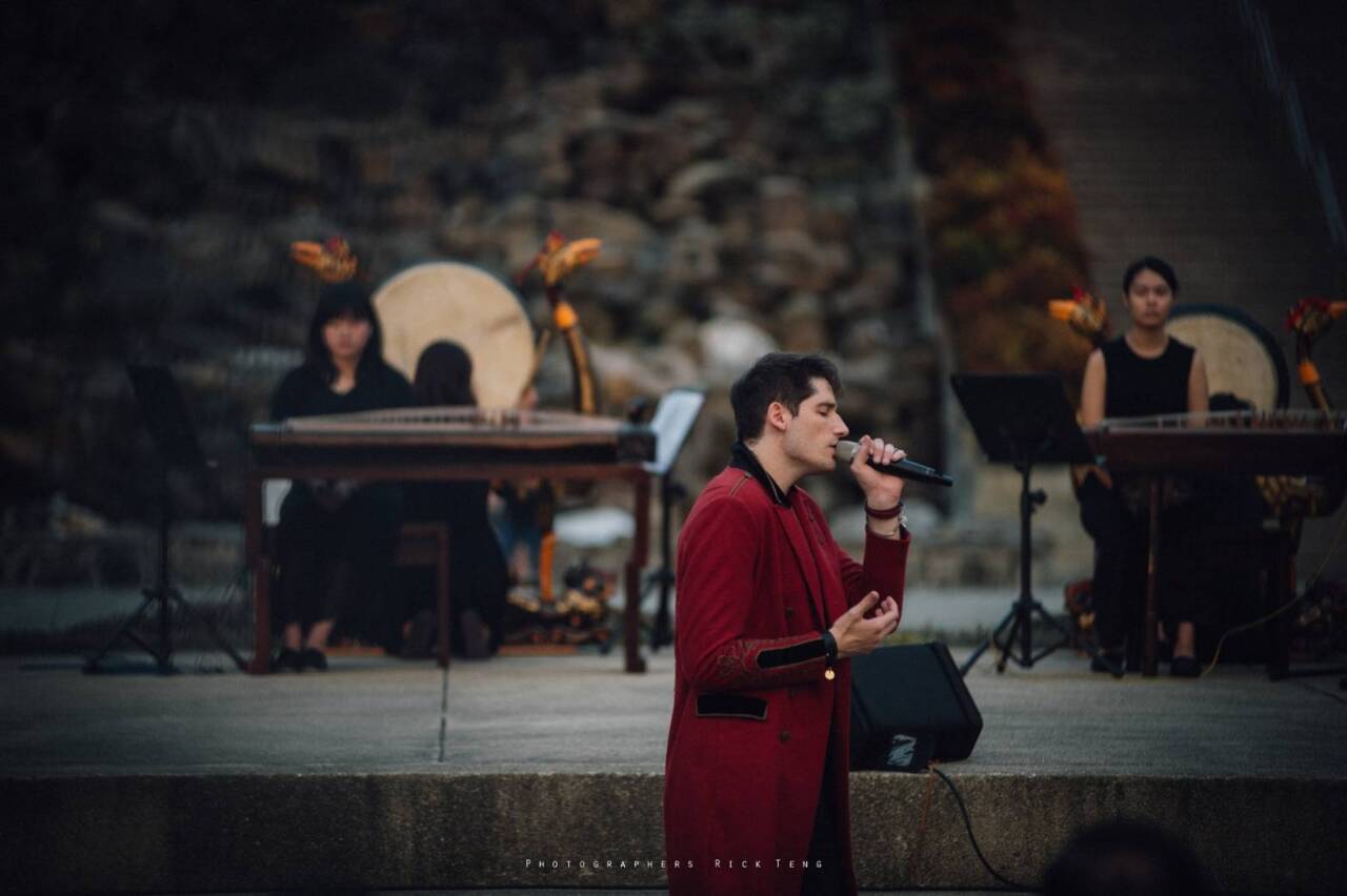 Le groupe AJUQ sur scène à Taiwan avec un orchestre traditionnel de l'Université Nanhua