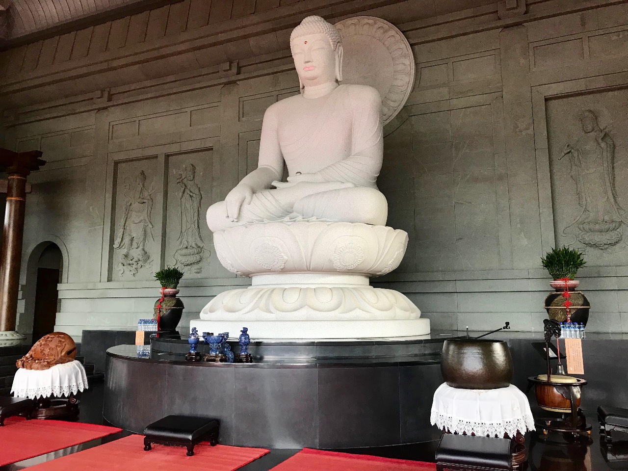 Courrier du dimanche 11 novembre : Bouddha et camps de rééducation