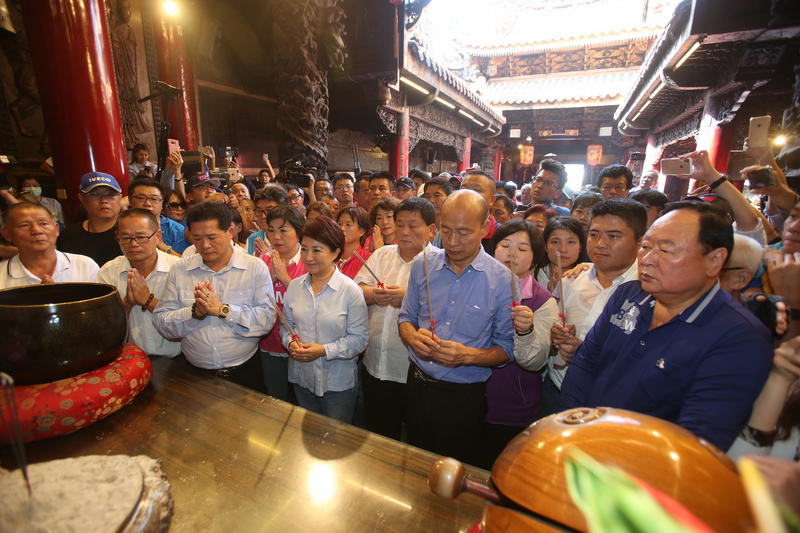 Le candidat KMT pour la mairie de Taipei Han Kuo-yu (韓國瑜) (chemise bleu ciel) (Image CNA)