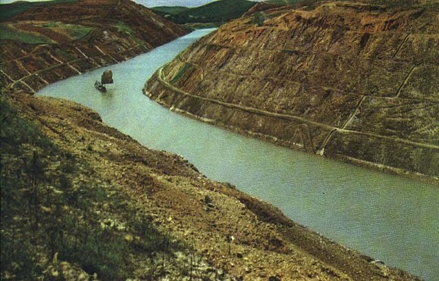 Un monstre-rat construit un canal