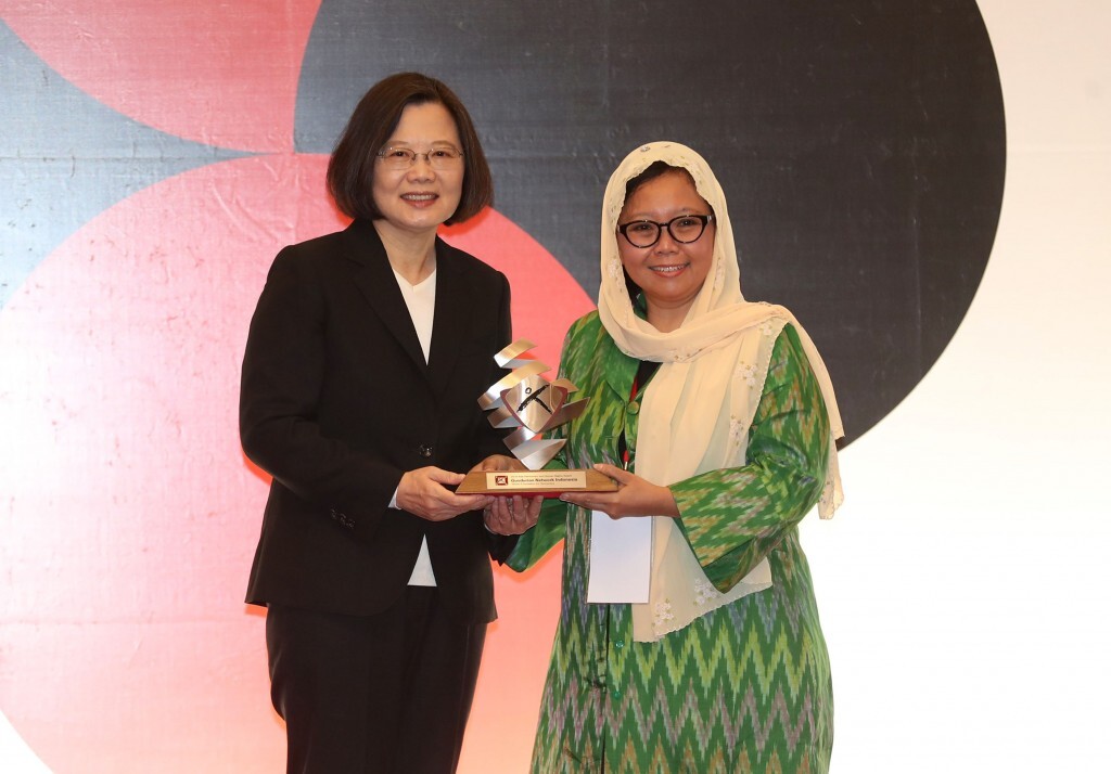 Remise du prix des droits de l’Homme et de la démocratie en Asie à l’ONG « Gusdurian Network Indonesia »
