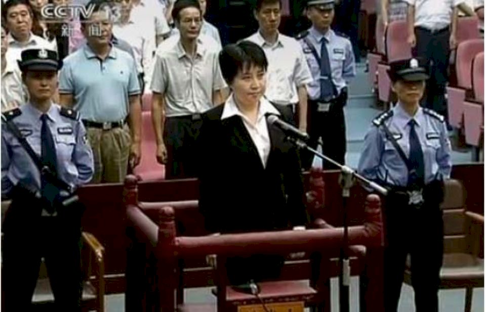 Gu Kailai lors de son procès en 2012 (image AFP, source CCTV)