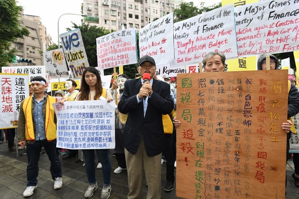 Les gilets jaunes taiwanais manifestent devant le ministère des finances