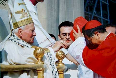 Paul Shan Kuo-hsi (單國璽) devant Jean Paul II (image Wikimedia) 