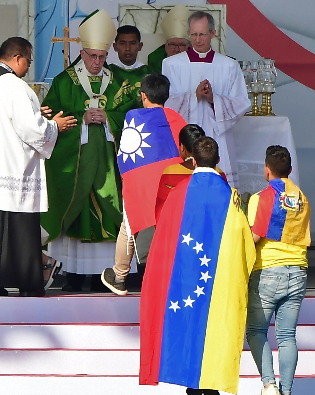 Un jeune taiwanais enveloppé dans le drapeau national représente le continent asiatique devant le Pape