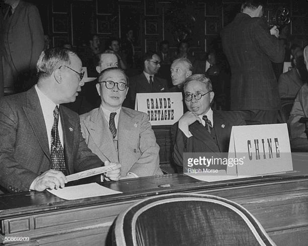 Wang Shih-chieh discutant avec des collègues en 1946 (Image Getty Images)