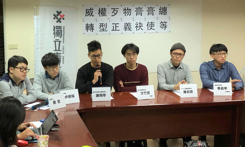 Des étudiants taiwanais coupent la jambe d’un cheval d’une statue de Tchang Kaï-chek