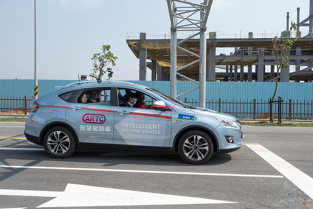 Lancement d'un centre de test des voitures autonomes à Tainan (image: palais présidentiel)
