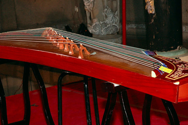 Les instruments traditionnels au gré du folklore local