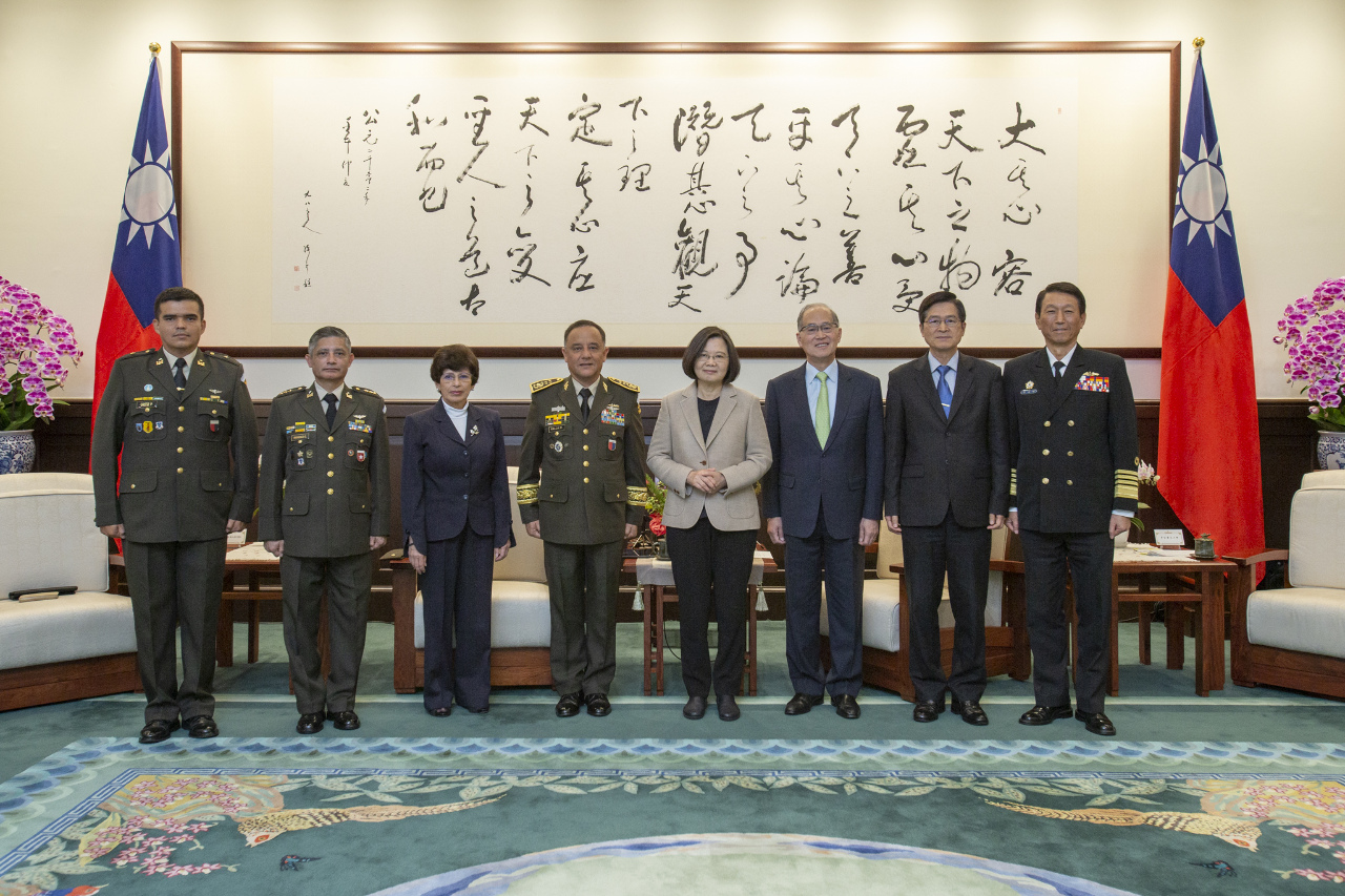 Tsai Ing-wen reçoit le général Luis Miguel Ralda Moreno du Guatemala