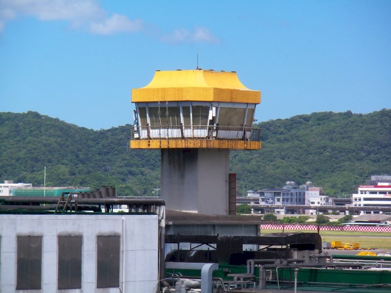 Tour de contrôle de l'aéroport Songshan de Taipei construit en 1936 (image Wikimedia Commons)