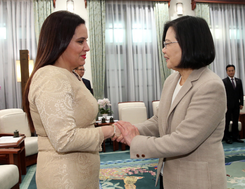 La première dame du Honduras accueillie au palais présidentiel