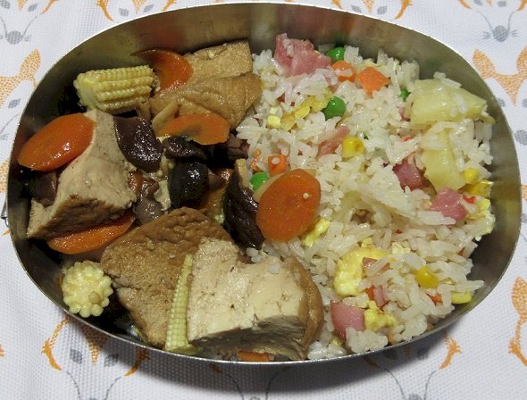 Tofu frit braisé et riz cantonnais à l'ananas (photo RTI)